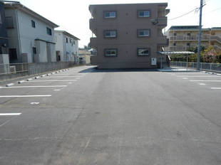 広々とした駐車場