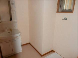 洗面横スペース・洗濯機置き場【上部に小窓】