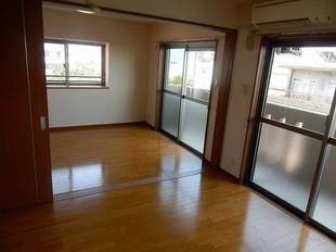 キッチンから見たリビング・洋室