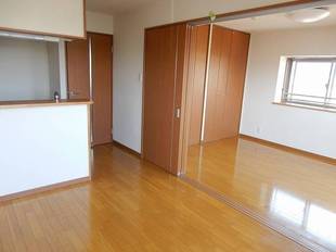 ベランダ側から見たLDK・洋室