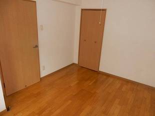 玄関入ってすぐの洋室