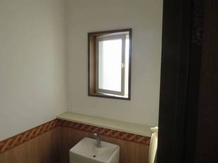角部屋にはトイレに小窓があります