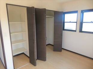 2階洋室バルコニー側収納