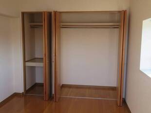洋室収納（玄関側）