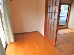 2階洋室（バルコニー側）