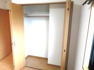 洋室収納（玄関側）