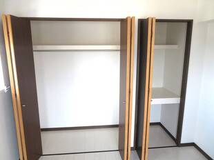 洋室収納（玄関側）