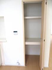 キッチン横収納