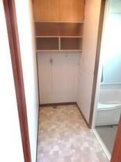 洗濯機置き場：脱衣所