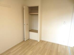 洋室収納（バルコニー側）