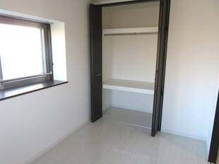 洋室収納（玄関側）