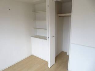 洋室収納（バルコニー側）
