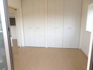 洋室収納（バルコニー側）