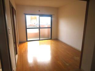 バルコニー側洋室