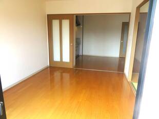 バルコニー側洋室