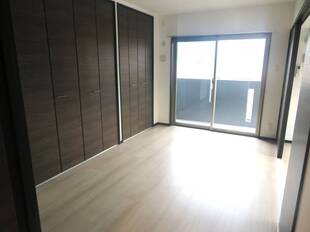 バルコニー側洋室