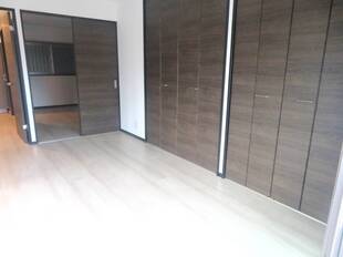 バルコニー側洋室