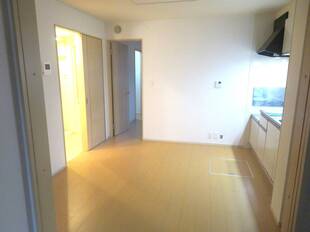 ダイニングキッチン（バルコニー側洋室から）