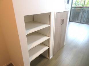 キッチン向いの収納