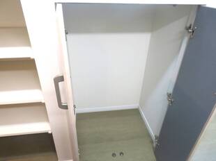 キッチン向いの収納