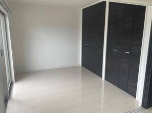 バルコニー側洋室