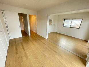 バルコニー側洋室