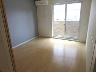 バルコニー側洋室