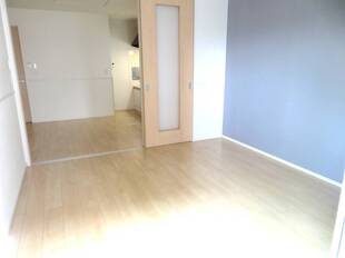 バルコニー側洋室