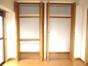 クローゼット：バルコニー側洋室