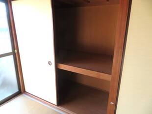 西側和室　収納