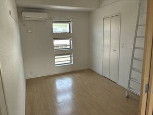 洋室（玄関側）