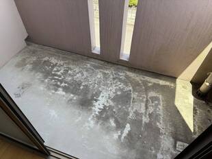サービスバルコニー（玄関側・角部屋のみ）